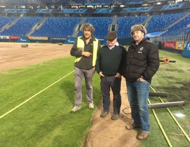 FK Zenit in Sint-Petersburg: graszodenaanleg voor WK 2019 en 2020, nu ook opdrachten voor EK-wedstrijden. Aanleg van een Mixto-hybrideveld FK Zenit in Sint-Petersburg: graszodenaanleg voor WK 2019 en 2020, nu ook opdrachten voor EK-wedstrijden. Aanleg van een Mixto-hybrideveld