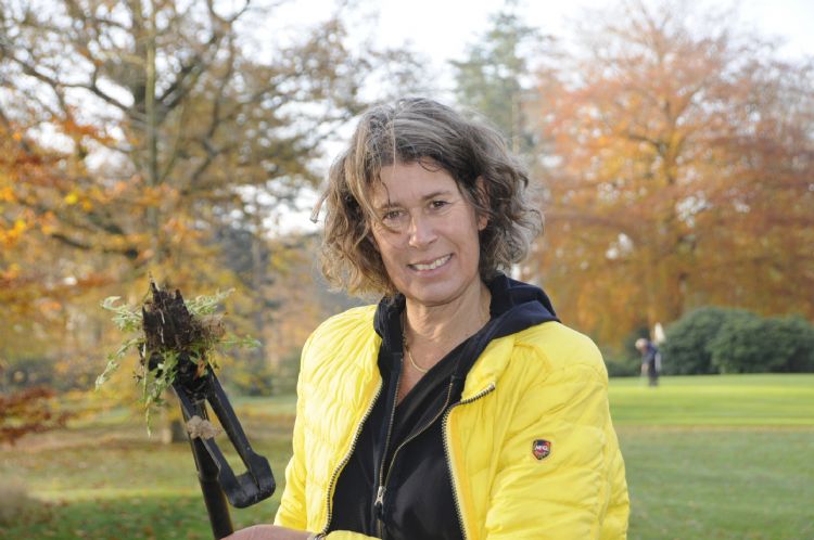 Carola Peper: 'Toen wij op de Noord-Nederlandse met Fiskars-onkruidstekers aan de slag gingen, wilde iedereen thuis ook zo'n ding. In no time was er in de verre omtrek geen onkruidsteker meer te koop.'