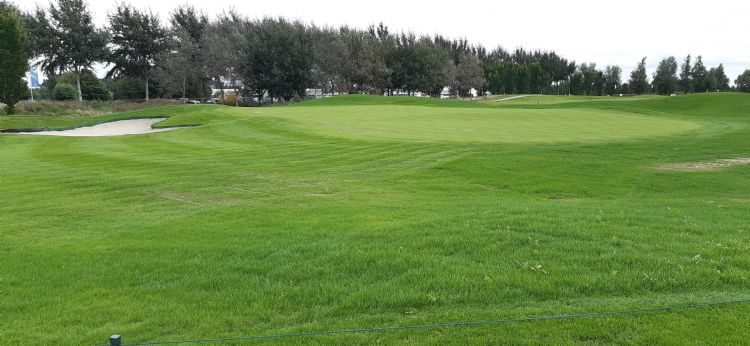 'De oude bunker is voor een deel gesloten en is opnieuw opgebouwd.' 'De oude bunker is voor een deel gesloten en is opnieuw opgebouwd.'