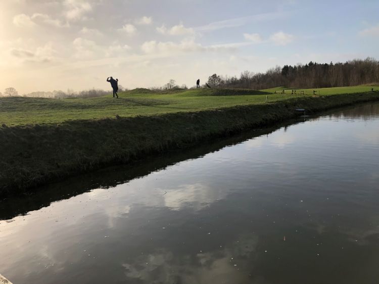 De Malewetering doorkruist het terrein.