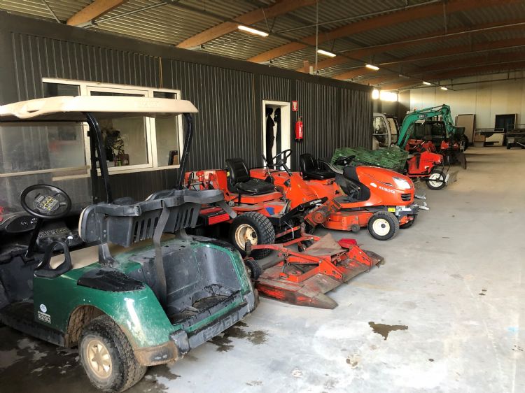 De loods heeft genoeg ruimte voor de machines. De loods heeft genoeg ruimte voor de machines.