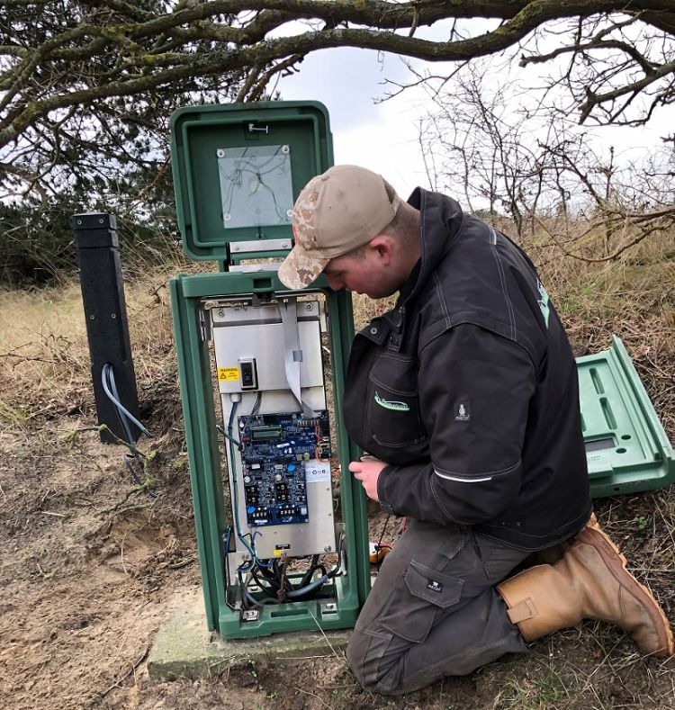 Jim van Son aan het werk bij een nieuwe satelliet