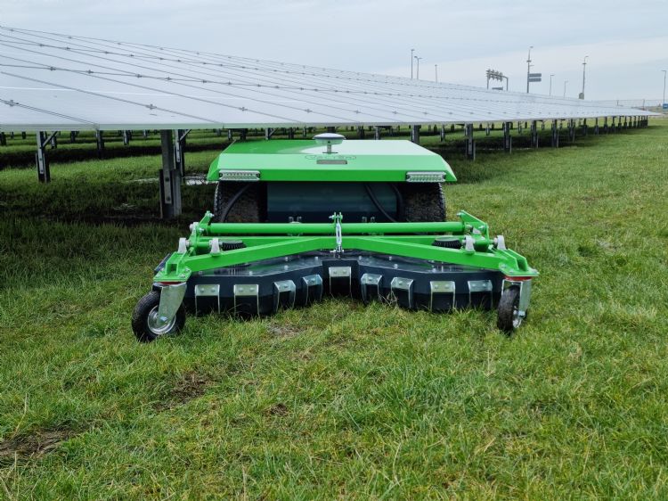 Onder het cirkeldek van de Vector WD2.0 zitten drie maaimessen. Onder het cirkeldek van de Vector WD2.0 zitten drie maaimessen.