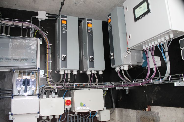 Frequentiepompen met rechts de koppeling naar de cloud Frequentiepompen met rechts de koppeling naar de cloud