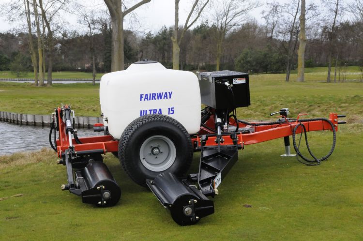 De Smithco-fairwayroller is voorzien van een tank, die gevuld kan worden met water voor extra gewicht. James Moore adviseert om hier, na het bepalen van het juiste gewicht, zand voor te gebruiken, omdat je dan geen last hebt van het klotsende water. De Smithco-fairwayroller is voorzien van een tank, die gevuld kan worden met water voor extra gewicht. James Moore adviseert om hier, na het bepalen van het juiste gewicht, zand voor te gebruiken, omdat je dan geen last hebt van het klotsende water.