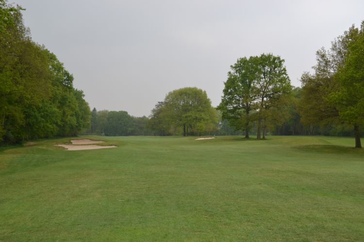 Het uitzicht op hole 6, inclusief bunkers van Van der Vaart