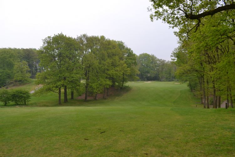 Het uitzicht op de fairway van hole 9, op de achtergrond de green.