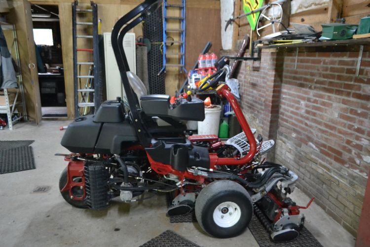 Misschien wel de belangrijkste machine in de loods, de Toro 3400 Triflex-greenmaaier.