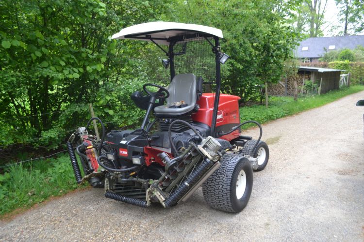 Toro Reelmaster 5000 met op de achtergrond een woning.