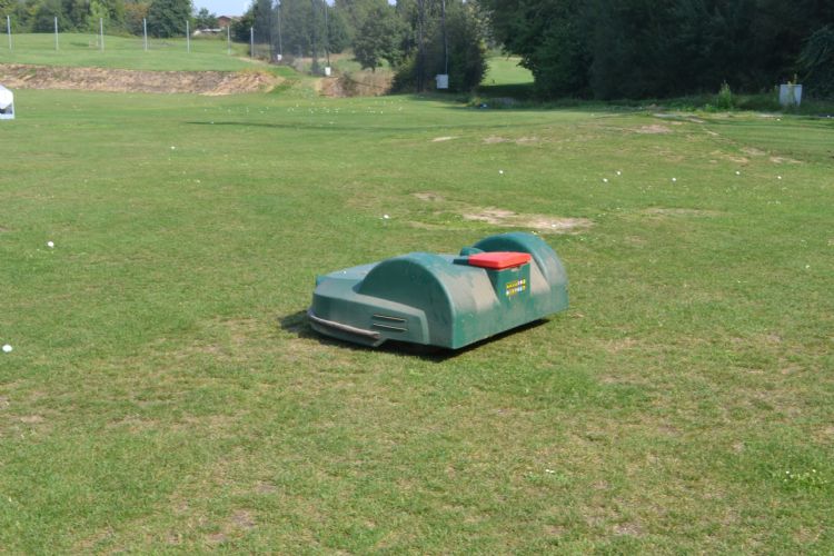 Op de driving range draaien twee machines van Belrobotics.