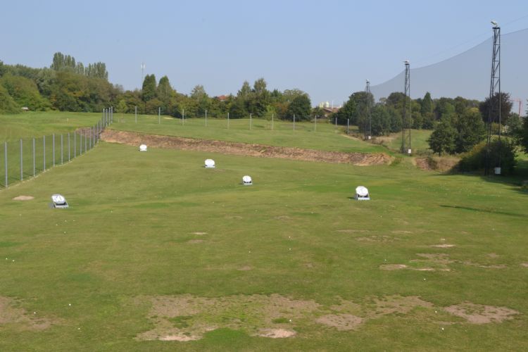 Wie op de driving range over de heuvel slaat, ziet zijn bal landen in België.