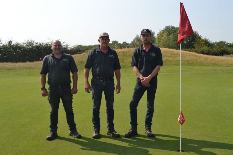 De drie greenkeepers op hole 12