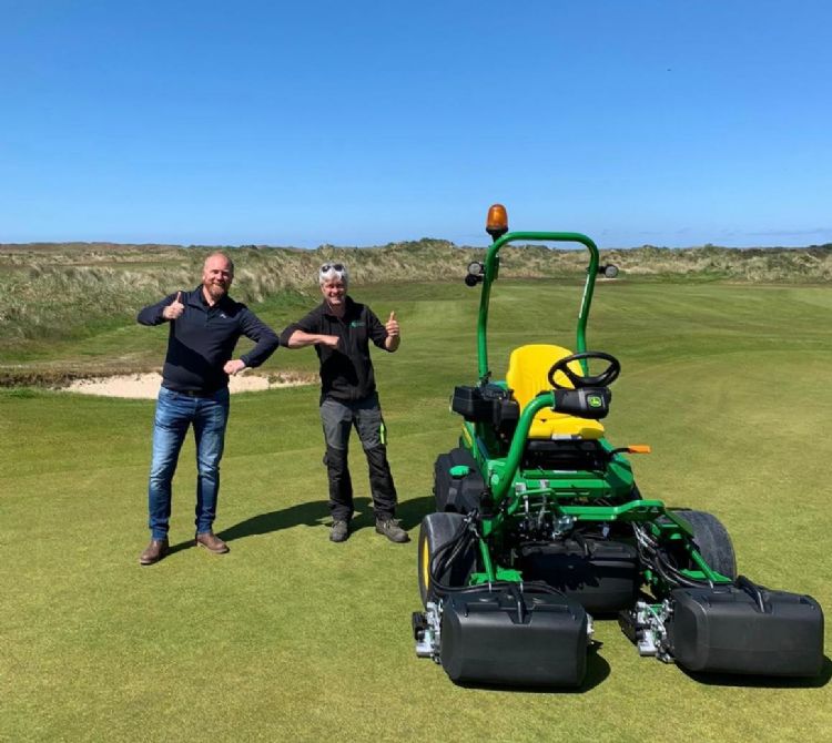 Cees Grijzenhout (Kraakman Perfors) en hoofdgreenkeeper Hans Witte