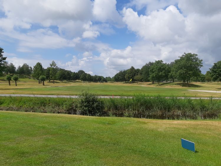 Uitzicht op hole 9 vanaf het clubhuis.