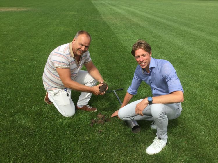 Dick Koster en Dennis de Wit (rechts) van de gemeente Velsen zien de grote meerwaarde van gras als het gaat om wateropvang en het tegengaan van het hitte-eilandeffect. 01 De aanwezigheid van veel veldbeemdgras zorgt voor een goede droogtetolerantie, sterk