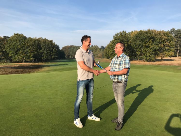 Gerard Schoenaker (rechts) draagt het stokje over aan Vincent de Vries (links).