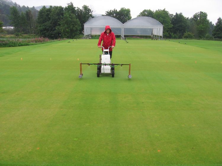 Bemesting met vloeibare meststof in experimenteel veld bij Landvik. Foto: Trygve S. Aamlid