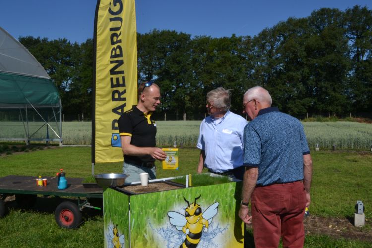 Olaf Bos (Barenbrug) geeft toelichting over droogte.