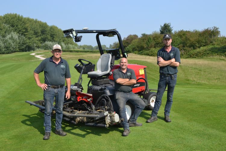 Het team van International Golf Maastricht: Alfons Hupperetz, Sebastiaan Brouwers, John Schmetz én de autonome fairwaymaaier