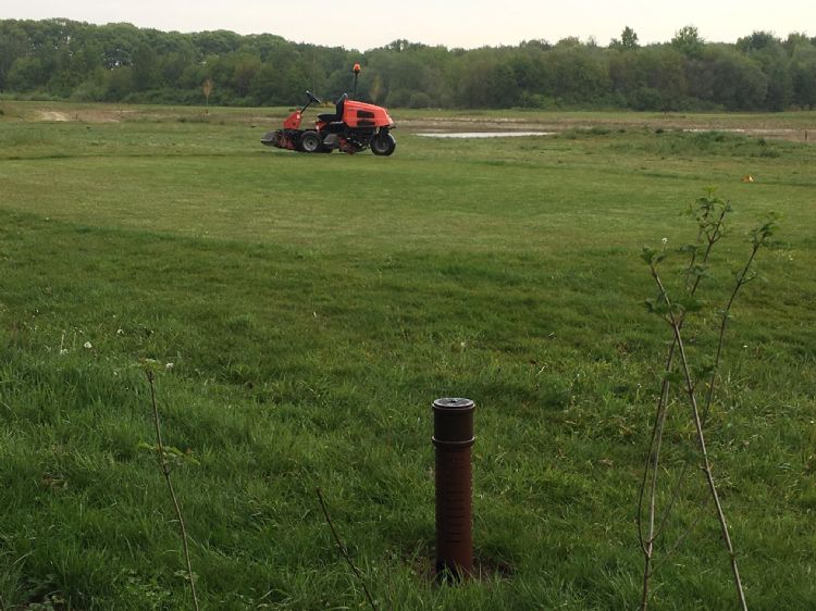 Tupoleum-geurpalen op een golfbaan.