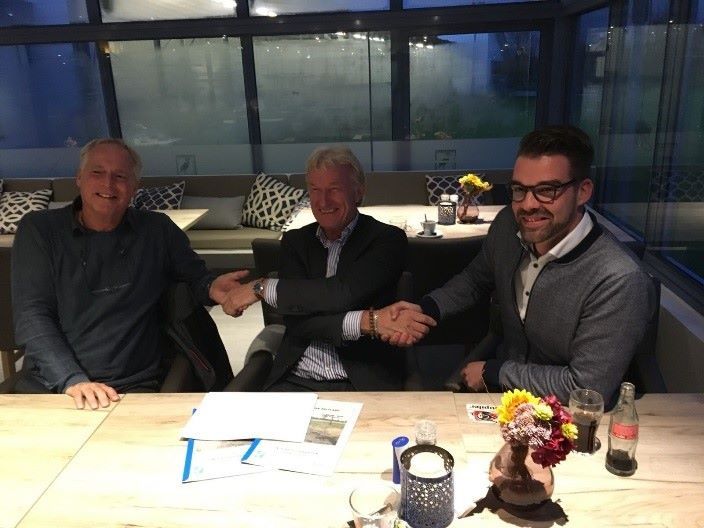 Archieffoto van verlenging onderhoudscontract DELFLAND met rechts Eric Steehouwer 