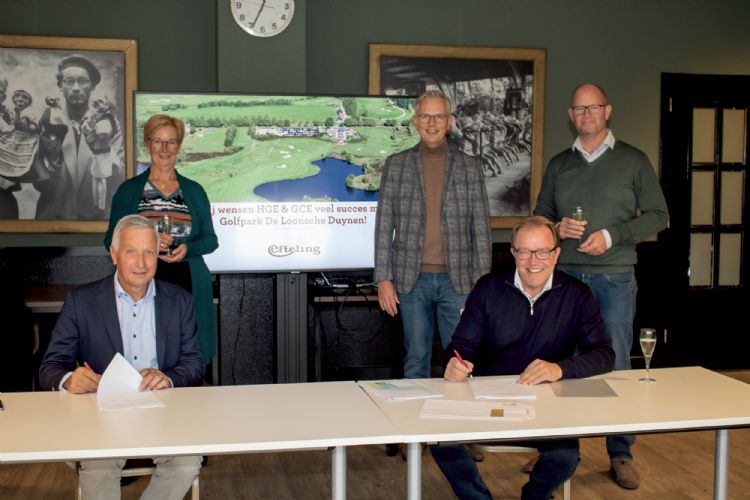 De ondertekening van de overeenkomst door Paul van den Hout (voorzitter GC de Loonsche Duynen) en Hans Schaap (eigenaar HGE). © Paul Korthuijs