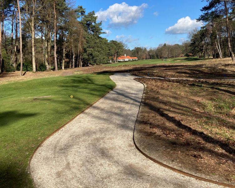 Royal Antwerp Golf Club legt Achterhoeks Padvast en sluit de paden in met cortenstaal.