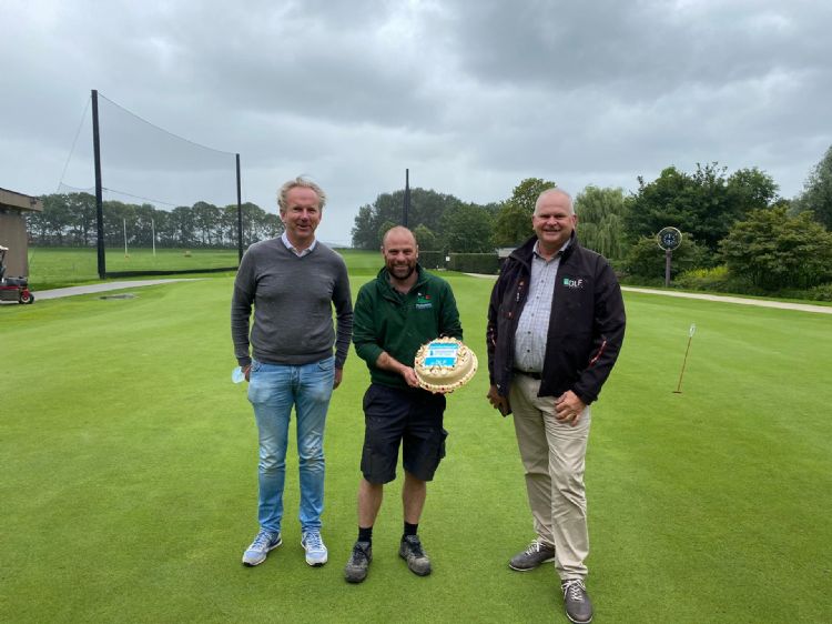 Frédéric Devooght (Greenmix), winnaar Ben Hooper en Henri Caenen (accountmanager DLF België)