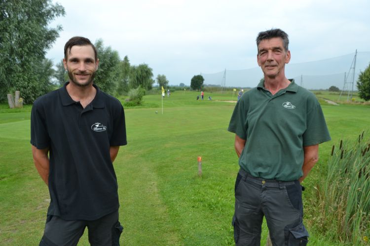 Greenkeeper Martin en baaneigenaar Jan van Erp