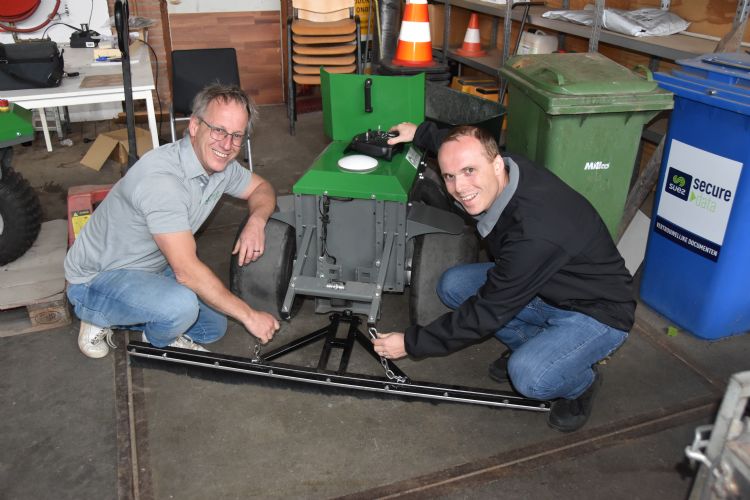 Vincent Achten (links) en Hans Stols van Terratroniq (rechts) bij een veger die Boogaarts wil inzetten voor bunkeronderhoud