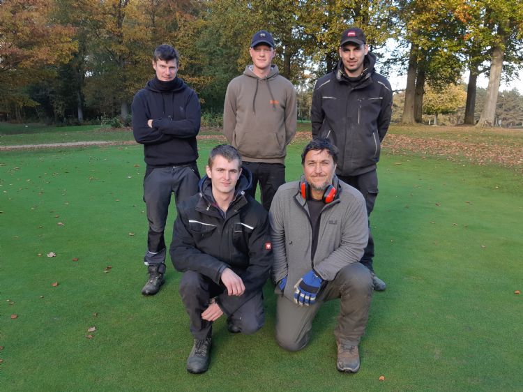 Het greenkeepersteam. Boven: Sonny Bruyninckx, Steffe Sente en Ruben Vanderborght. Onder: Roeland Robeet en seizoenskracht Arturo de Bernardi