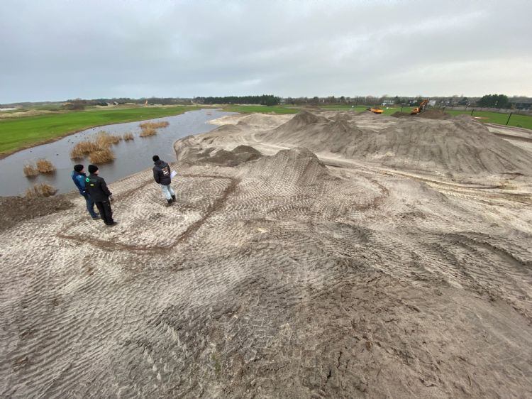 De nieuwe tee op de eerste afslag komt bijna vijf meter hoog te liggen waardoor een fraai overzicht over de hele golfbaan ontstaat.