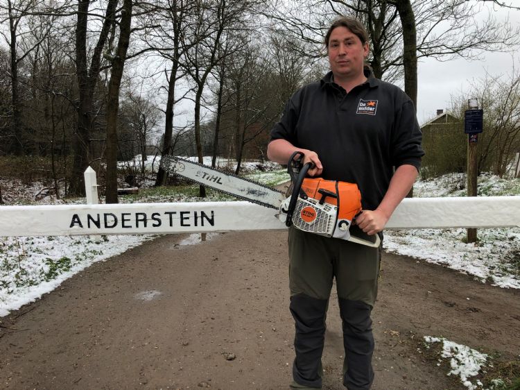 Tristan van Dijken houdt van het werken met een kettingzaag.