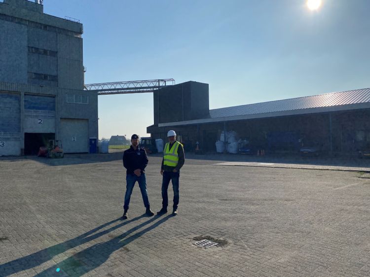 Jaap de Vries (l) en Geert Bakker voor de Olmix-fabriek in Rogat