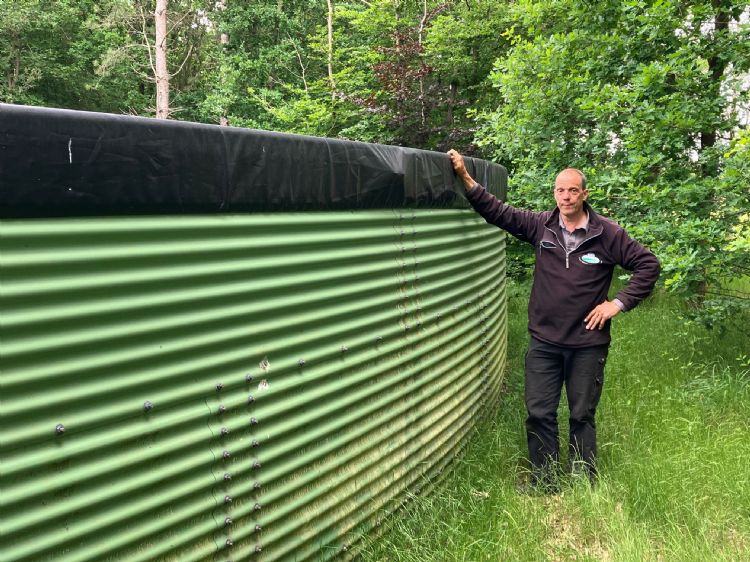 Hoofdgreenkeeper Arijan van Alphen (Golfsport Oosterhout) bij de silo