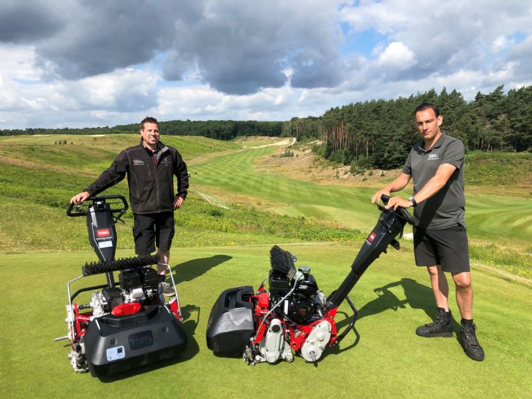 Maurice de Bruijne en Sven Zevenbergen maaien de greens met handmachines.