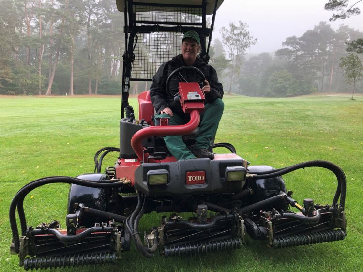 Debbie van Tongeren en haar favoriete Toro-maaimachine