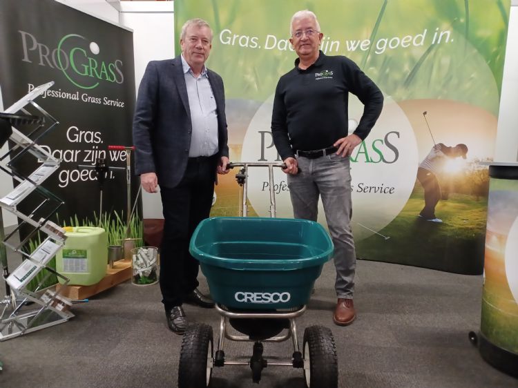 Michael Palmer en Mark Timmerman toonden de nieuwe strooier op de onlangs gehouden Vakbeurs Sportaccommodaties.