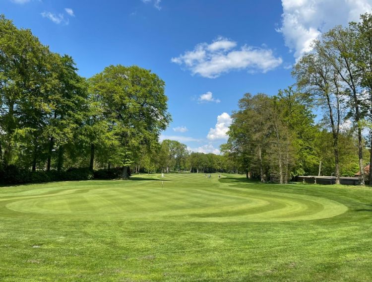 Hoofdgreenkeeper bij de Noord-Nederlandse Golf & Country Club (NNGCC) Allan Salmond: 'De nieuwe mengsels zijn extra sterk tegen schimmels en droogte. Ook kunnen zij een lagere maaihoogte aan - op toernooien houden we 4 millimeter aan, normaliter is dat rond de 5 millimeter - wat een uitkomst is voor de toernooien'