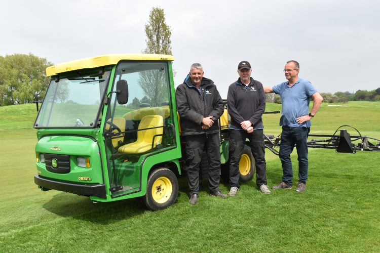 Ron Bosman, Brad Wainscott en Gerard Schoenaker bij één van de nieuwe spuitcombinaties