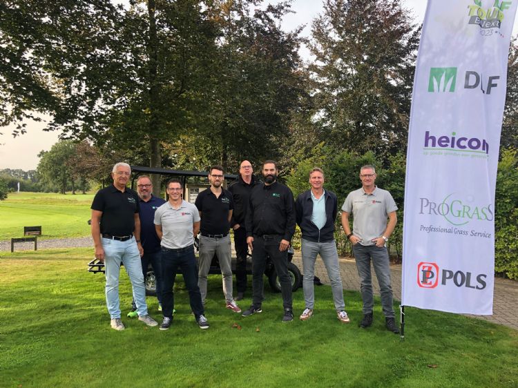 Vertegenwoordigers van de organiserende bedrijven poseren op de tweede dag bij Golflcub Hoogland Amersfoort.