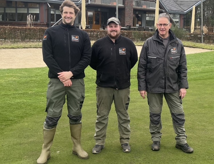 Jan Willem Scholten, Scott Fleming en Kees Bokkers verzorgen het onderhoud op golfbaan Spandersbosch.