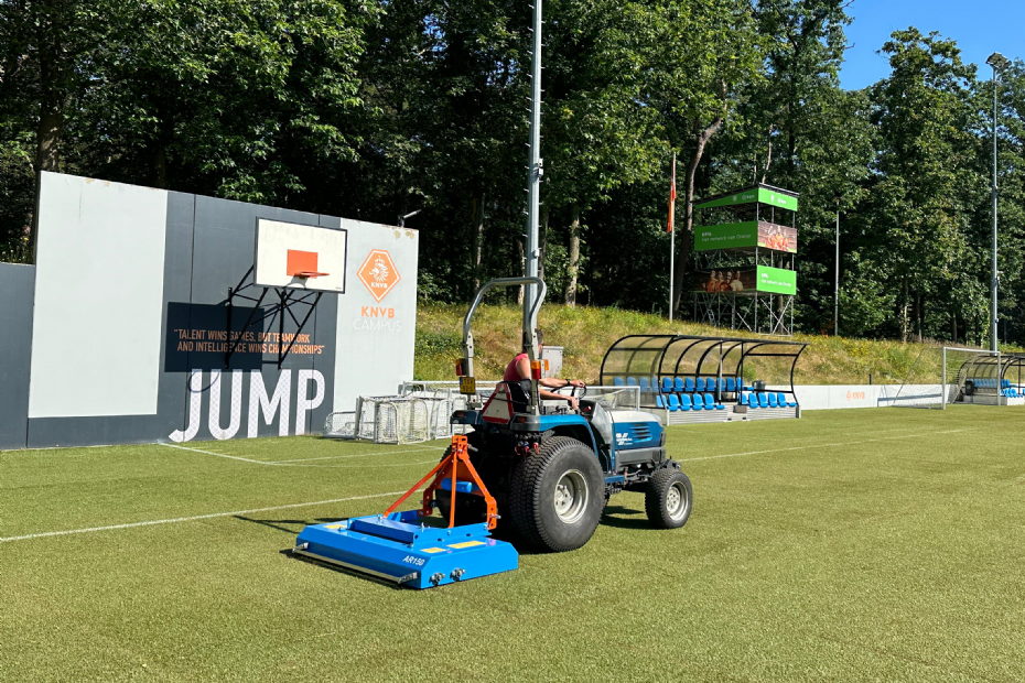 Nieuwe GKB Aerator, via Fieldturf Tarket, geleverd aan de KNVB. Door Agterberg ingezet.