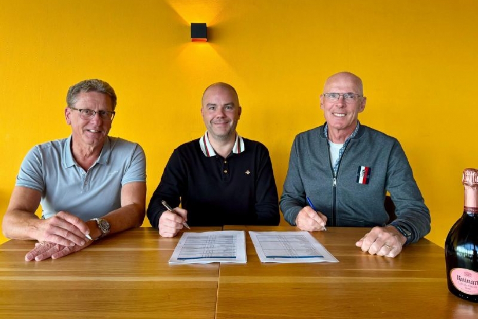 De contractondertekening met in het midden directeur Leo Sparla van AHA de Man en Beregening Service Nederland