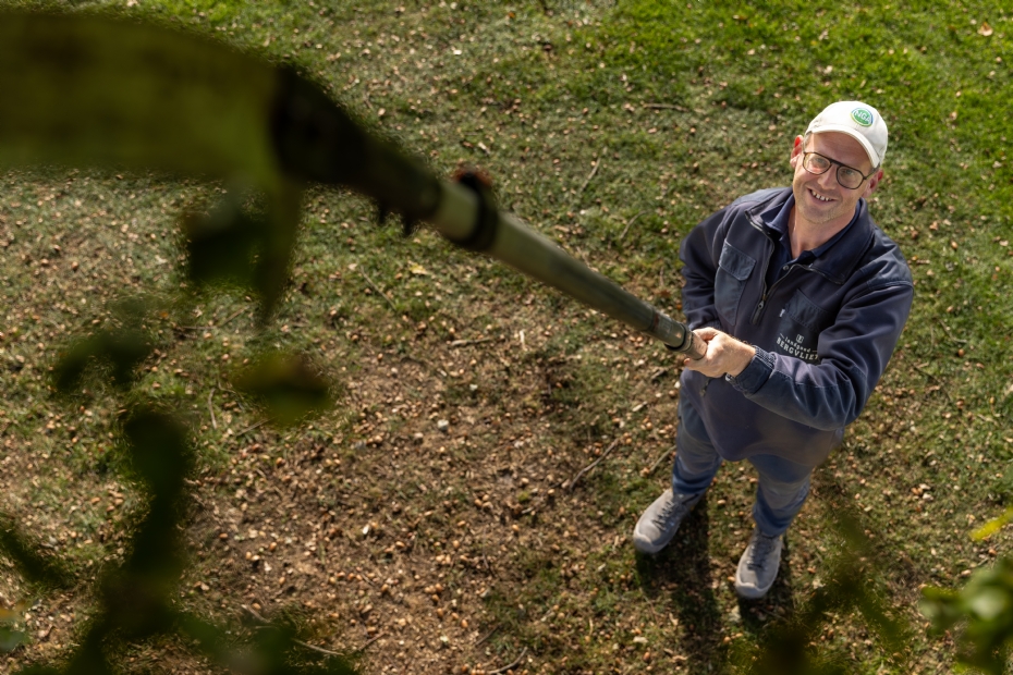 Weevers met de stokzaag. Hij heeft oog voor detail, is vriendelijk en open in het contact met de golfers en heeft een aanstekelijk enthousiasme voor zijn vak.
