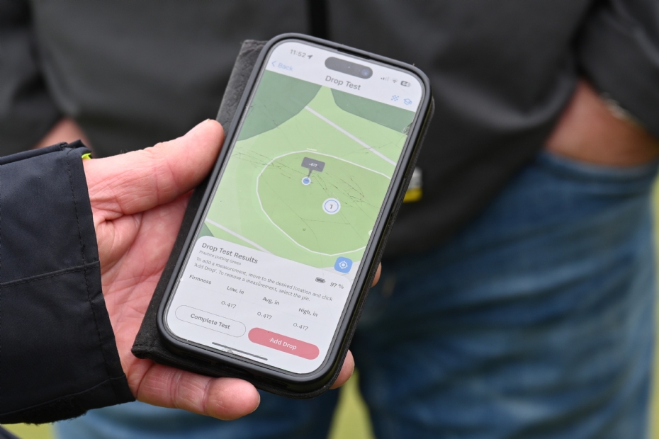 Archieffoto: De GS3 Ball communiceert via bluetooth met de smartphone van een greenkeeper en geeft exact trueness, firmness en stimp door