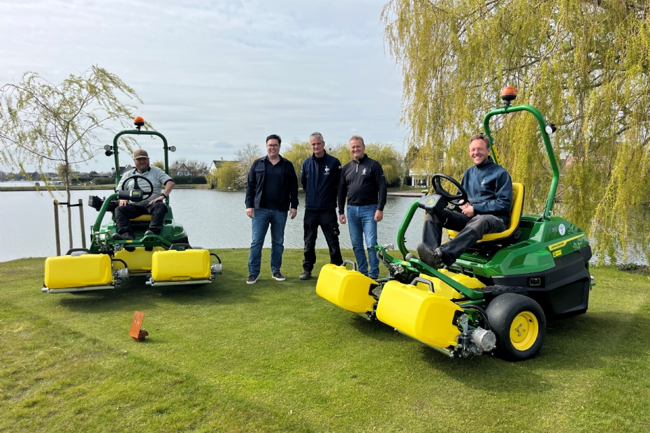 Levering van de twee volledig elektrische greenmaaiers door Kraakman aan De Goese Golf. V.l.n.r.: algemeen directeur Geert Fromm�, hoofdgreenkeeper Arno de Jonge en vanuit Kraakman Wim van Remortele.